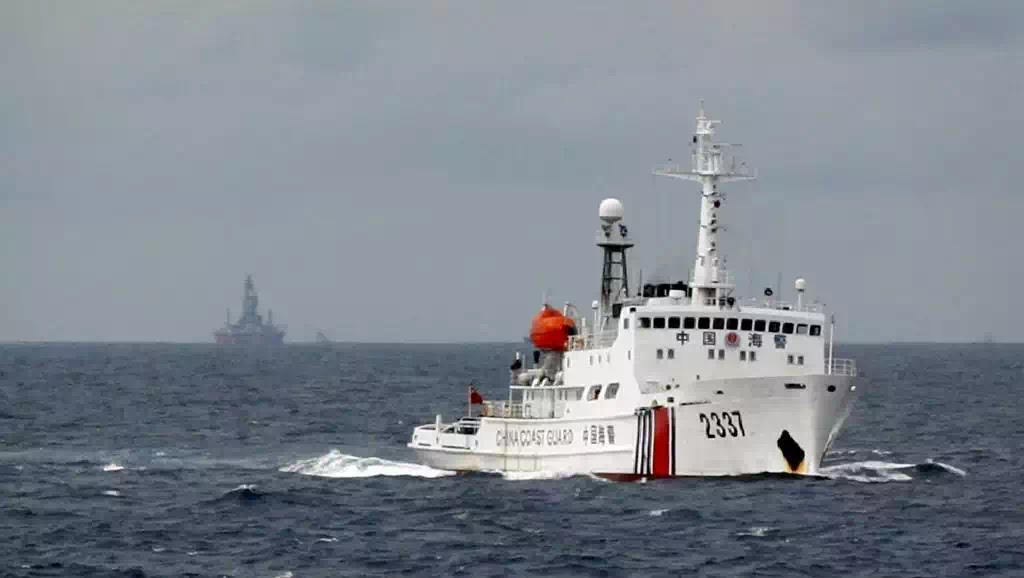 Tàu hải cảnh Trung Quốc (P) hộ tống tàu khảo sát Hải Dương Thạch Du 981, cách bờ biển Việt Nam 130 dặm, ngày 13/06/2019.