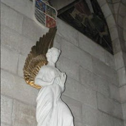 Angel Marmol Policromado Cripta Catedral Almudena Madrid.jpg