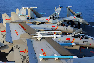 Máy bay J-15 trên HKMH Liêu Ninh, trong một chuyến hải hàng tập luyện. Máy bay J-15 trên HKMH Liêu Ninh, trong một chuyến hải hàng tập luyện.