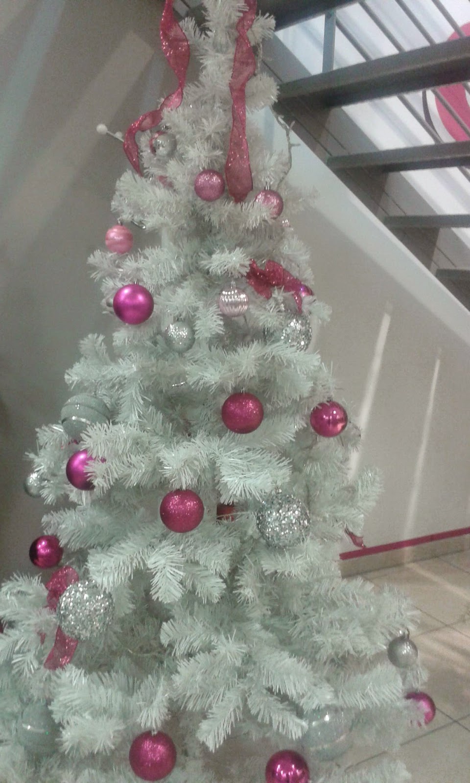 Χριστουγεννιάτικο δέντρο λευκό με ροζ