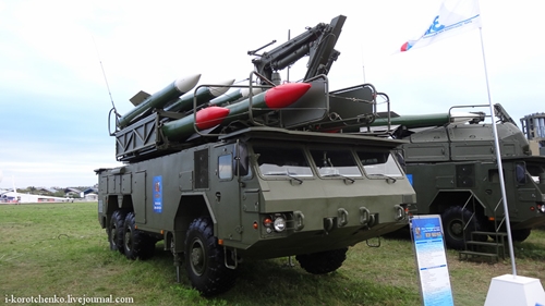 Колесный ЗРК "Бук-М2Э" и контейнерный комплекс ракетного оружия на "МАКС-2013"