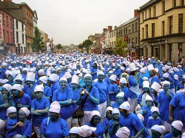 largest-gathering-of-people-dressed-as-smurfs