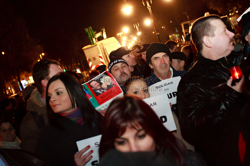 Un grup de protestatari afișează mesaje de solidaritate la mitingul spontan de susținere a fostului subsecretar de stat în Ministerul Sănătății și a serviciului de urgență SMURD, desfășurat în municipiul Tîrgu Mureș, joi 12 ianuarie 2012.