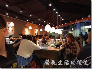 台南新光三越中山店內的「花月嵐拉麵」餐廳內的景象。