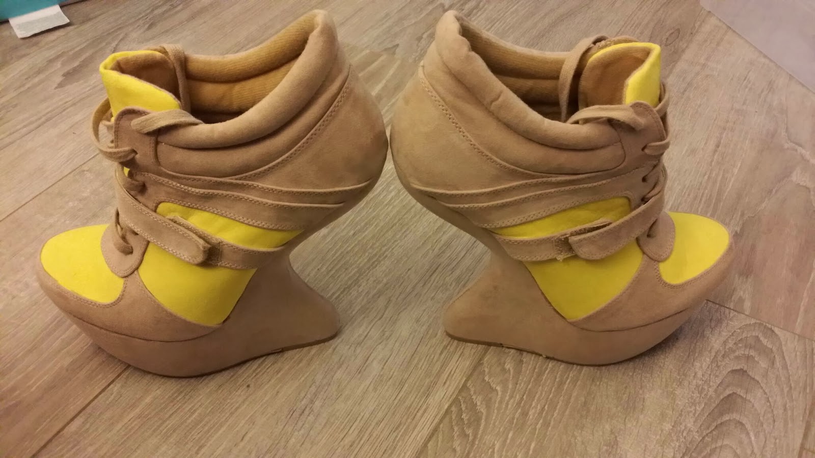 sandale attache cheville