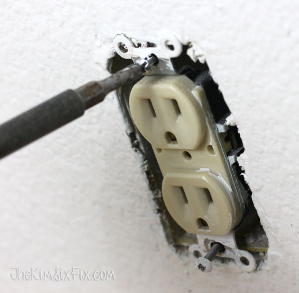 How to replace electrical outlets using QuickWire (Push-In) Connectors -  The Kim Six Fix
