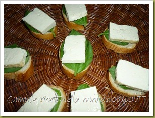 Crostini con tofu alla piastra, basilico e cipolline in agrodolce (4)