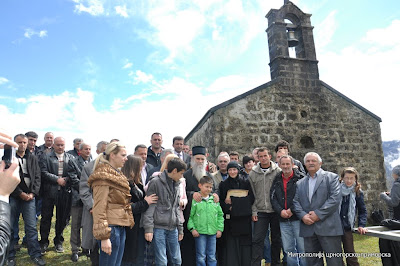 МИТРОПОЛИТ АМФИЛОХИЈЕ СЛУЖИО У РОВЦИМА