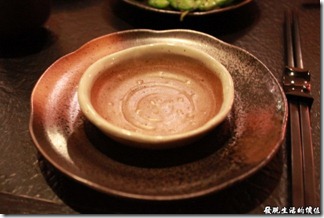 台南-花川日本料理。蠻漂亮的醬油碟及盤子。