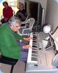 Shirley Smale playing the Tyros 3