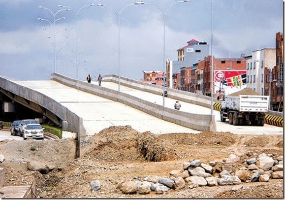 El Alto: Puente del cruce a Villa Adela supera la prueba de carga