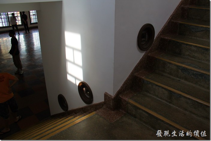 樓梯旁設置許多的圓形透氣孔，日本人對通風似乎特別講究。
