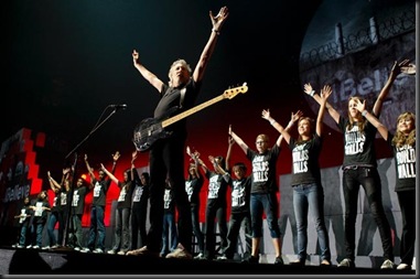 wall-tour-roger-waters-with-choir-another-brick-2[1]