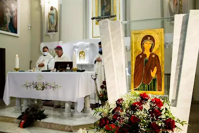 Về bức hình Đức Mẹ ngay bên thang máy cổng chính, lối vào dinh thự Giáo hoàng tại Vatican...