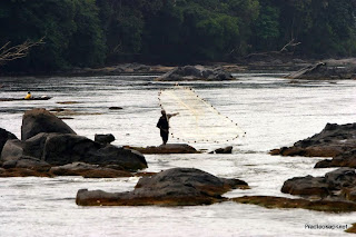 Un pêcheur sur la rivière à Epulu en Ituri, 2006.
