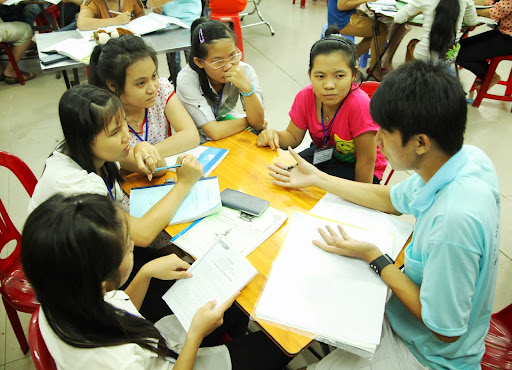 Tình nguyện viên Tiếp sức mùa thi giúp ôn bài cho thí sinh