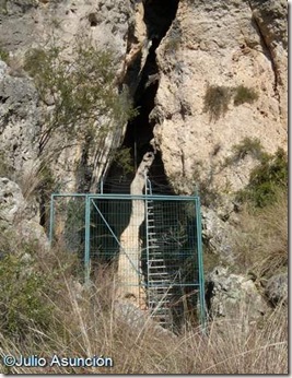 Entrada de la Cueva del Parpalló - Gandia