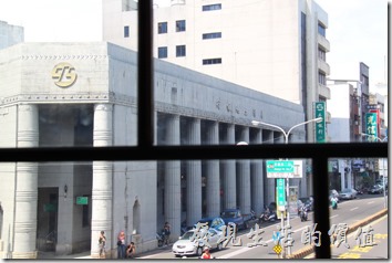 林百貨從一樓到五樓幾乎都是一樣的的格局，從這個角度看出去剛好也是古蹟的台灣銀行。