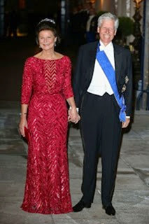 La princesa Margarita de Liechtenstein llevó un vestido rojo cereza cuajado de pedreía de la colecci