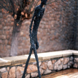 03.- Giacometti. Hombre paseante