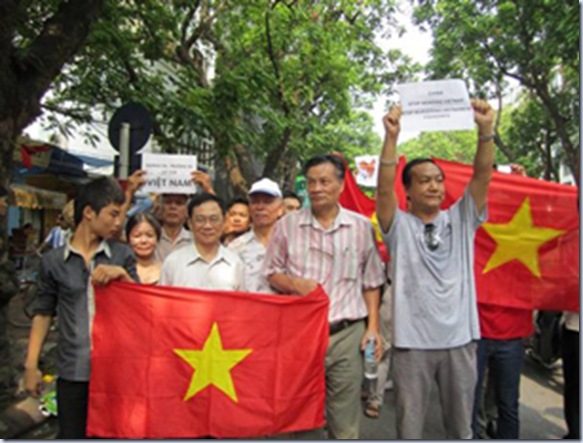 nguyenxuandien's blog

Các ông Nguyễn Huệ Chi, Phạm Duy Hiển, Nguyễn Quang A sát cánh cùng nhau khi cờ và biểu ngữ giương lên hôm 17/7/2011