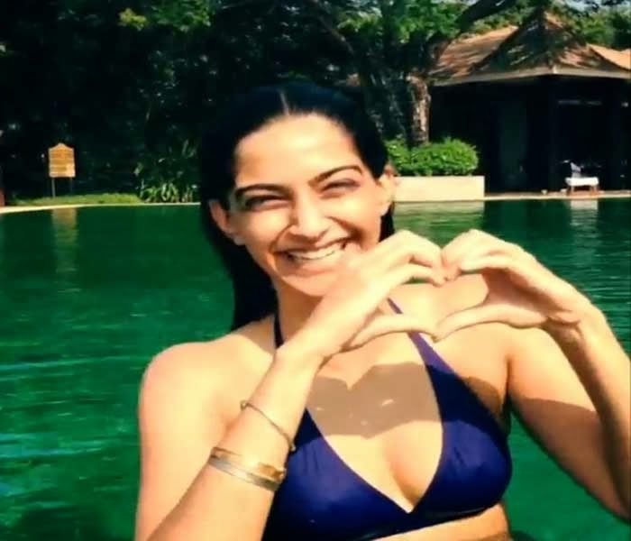 [Sonam-Kapoor-Bikini-Pose-In-a-Private-New-Year-Party-%25283%2529%255B2%255D.jpg]
