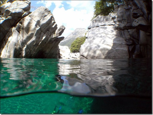 incredibly_clear_waters_of_the_verzasca_river_640_04