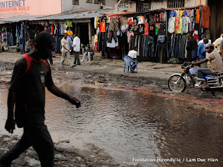 Une rue inondée prêt de la Gombe, Kinshasa, 2010.