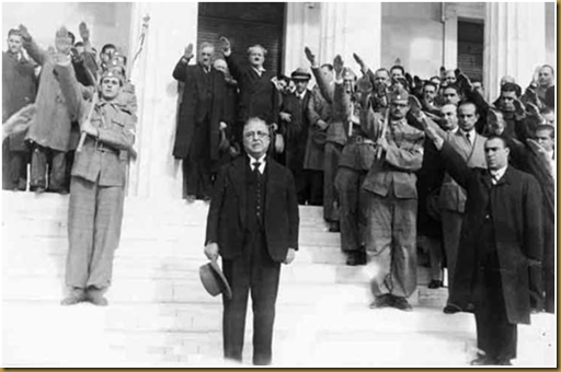 Θαυμάστε! Ο δικτατορίσκος Ι. Μεταξάς ασκεπής σε στάση προσοχής στις σκάλες της Παλαιάς Βουλής. Πίσω του ομοϊδεάτες χαιρετούν φασιστικά.