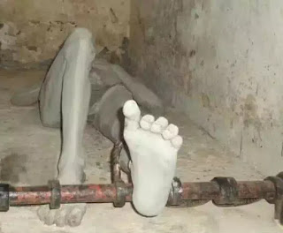 Cùm chân người bị giam giữ Cùm chân người bị giam giữ