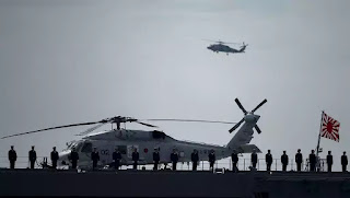 Các nhân viên quân sự trên khu trục hạm Izumo ở vịnh Sagami, ngoài khơi Yokosuka, Nhật Bản. Các nhân viên quân sự trên khu trục hạm Izumo ở vịnh Sagami, ngoài khơi Yokosuka, Nhật Bản.