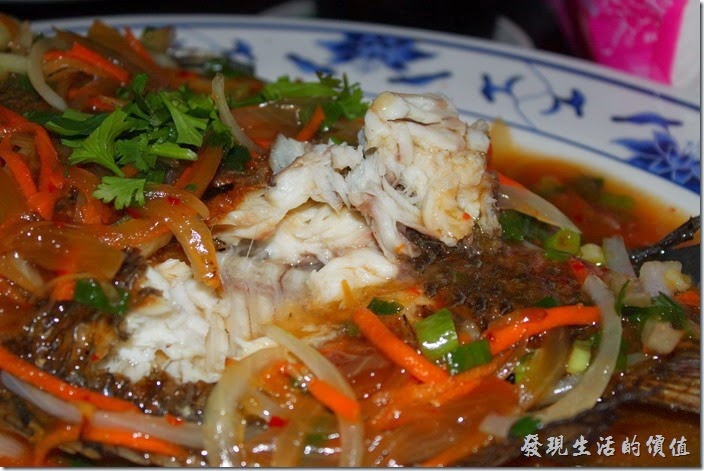 墾丁-迪迪小吃南洋菜。泰式酸辣魚的魚肉稍微有點老，吃起來還好而已。