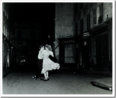 Robert_Doisneau_Le_Valse_du_14_Julliet_1949