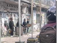 Nikmatnya Menunggu Lampu Hijau Menyala