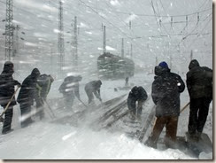 新华社照片，北京，2007年3月5日<br />    铁道部：暴风雪导致150趟旅客列车晚点<br />    3月4日，沈阳站职工在清扫铁路上的积雪。<br />    3月3日夜间以来，我国东北、西北、华北地区出现罕见暴风雪，铁路部门立即启动了恶劣天气下应急预案。在铁路部门的昼夜奋战和有力组织下，遭遇罕见暴风雪袭击的多条铁路干线目前保持安全畅通。暴风雪导致晚点的150趟旅客列车，将在48小时内恢复正常运输。<br />    新华社发(吴光智 摄)