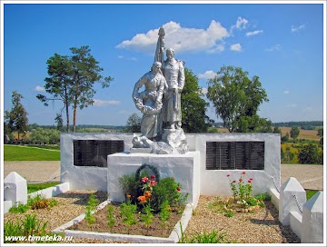 Монумент  в честь погибших в годы Великой Отечественной войны рядом с Знаменской церковью в деревне Комлево. Руза. www.timeteka.ru