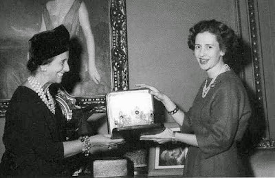 Fabiola recibiendo la tiara de manos de la esposa de Franco