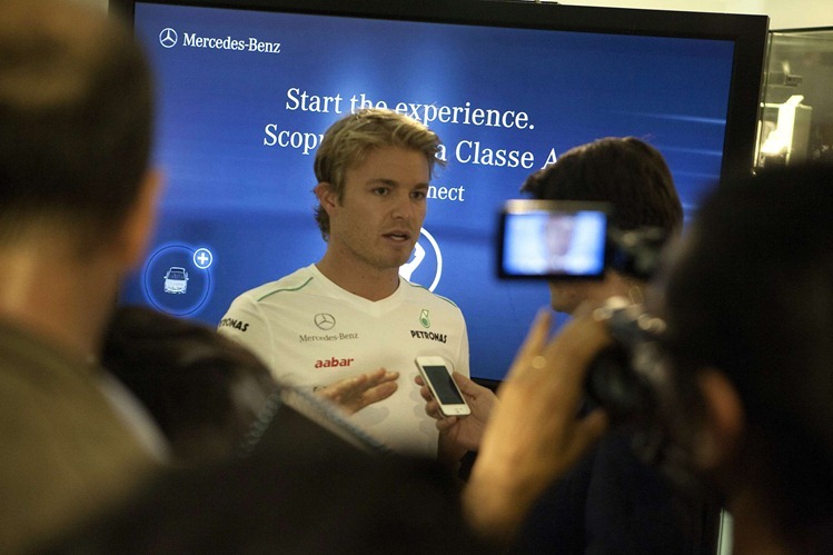 Classe_A-Vogue_Fashion_Night_Out_(26)