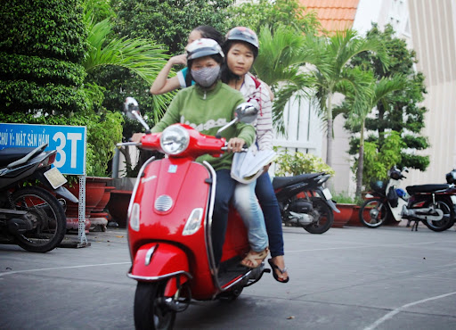 Các tình nguyện viên đưa các em đến trường thi
