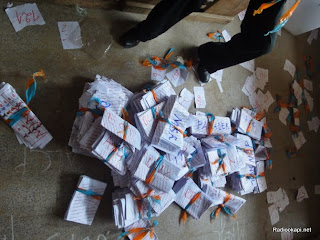 Des bulletins de vote à la fin du scrutin dans un bureau de Matadi (Bas-Congo), le 28 novembre 2011. Radio Okapi