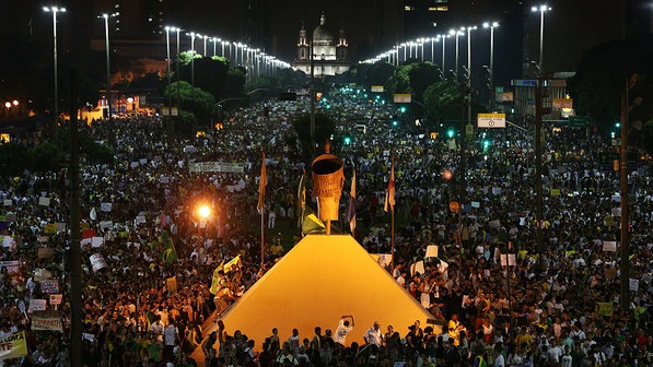 [brasil-protesto-rio-de-janeiro-20130620-75-size-598%255B3%255D.jpg]