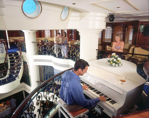 Royal-Clipper-pianist - Relax to music played by the ship's pianist in Royal Clipper's Piano Lounge.