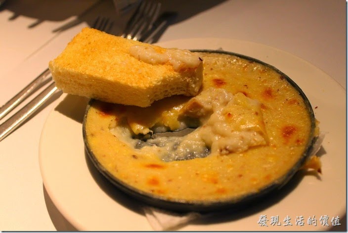 台南-西堤(Tasty)民族店。前菜-焗烤蘑菇+方塊麵包。方塊麵包其實就是厚片土司有點淡淡地蒜味，塗上居烤蘑菇一起食用有點土司沾濃湯的感覺。