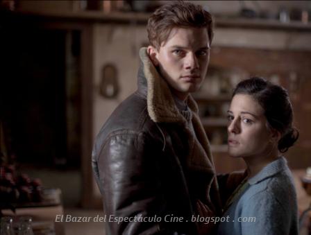 The_Woman_in_Black_Angel_of_Death_with_Jeremy_Irvine_as_Harry_and_Phoebe_Fox_as_Eve_.png
