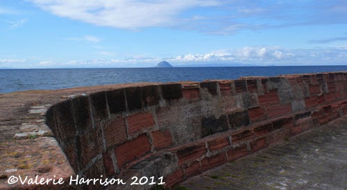 [20-harbour-wall-and-Ailsa%255B2%255D.jpg]