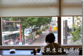 【博多祇園Hotel東名inn】的早餐餐廳有大片的窗戶，可以直接欣賞到馬路上的行人及景色。
