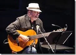 Silvio Rodriguez Tocando una guitarra