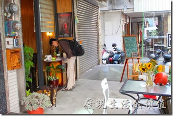 台南-沛里歐咖啡館。門口