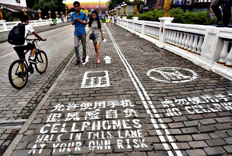 cellphone-sidewalk-chongqing-3