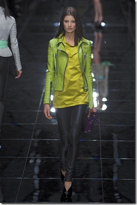 BURBERRY-SPRING-RTW-2011-PODIUM-008_runway